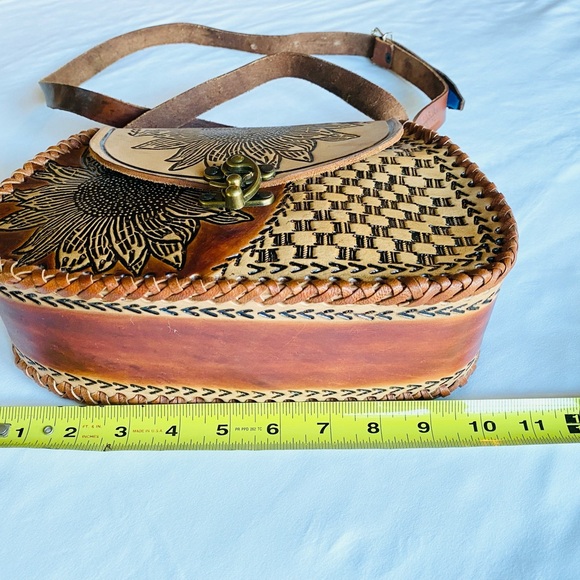 Hand tooled leather purse from Cozumel. - Picture 3 of 6